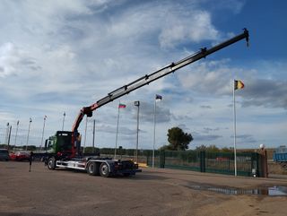 MAN TGS 500--CAMIONES GANCHO CON GRUA