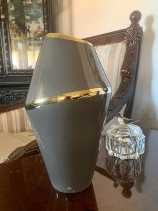 Jarrón moderno gris con banda dorada