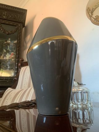 Jarrón moderno gris con banda dorada