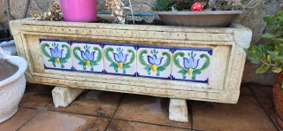 Jardinera de cemento con azulejos decorativos