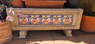 Jardinera de cemento con azulejos decorativos