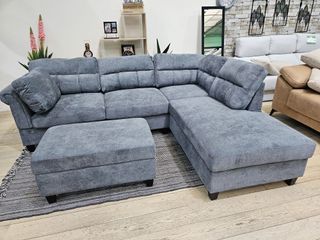 Sofá rinconera gris con puff