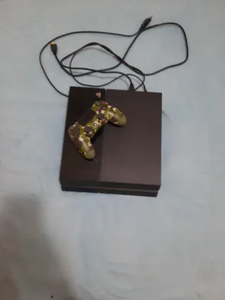 PS4 (PlayStation 4) Negra + Mando Camuflaje,