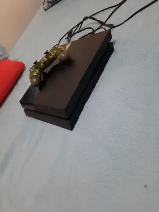 PS4 (PlayStation 4) Negra + Mando Camuflaje,