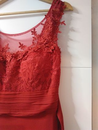 Vestido de fiesta rojo encaje y pedrería