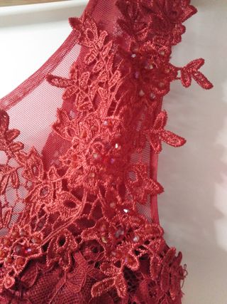 Vestido de fiesta rojo encaje y pedrería