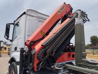 Mercedes ANTOS 18 32-CAMIONES GANCHO CON GRUA