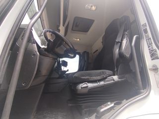 Mercedes ANTOS 18 32-CAMIONES GANCHO CON GRUA