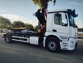 Mercedes ANTOS 18 32-CAMIONES GANCHO CON GRUA