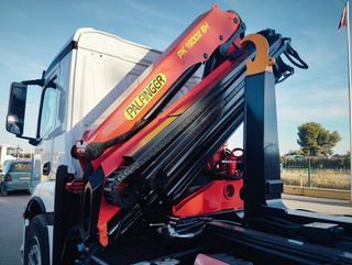 Mercedes ANTOS 18 32-CAMIONES GANCHO CON GRUA