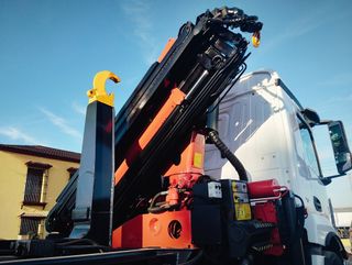 Mercedes ANTOS 18 32-CAMIONES GANCHO CON GRUA