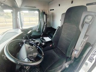 Mercedes ANTOS 18 32-CAMIONES GANCHO CON GRUA