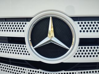 Mercedes ANTOS 18 32-CAMIONES GANCHO CON GRUA