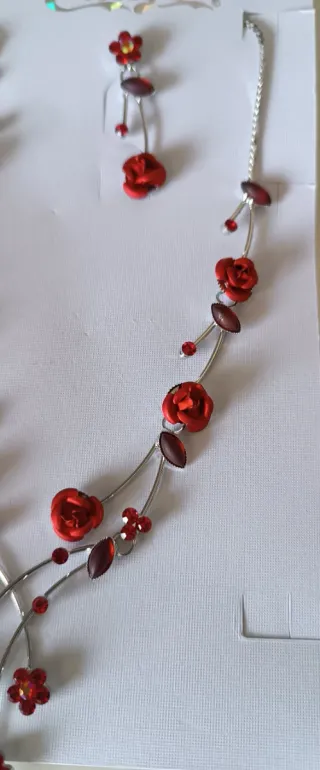 Collar y pendientes rosas rojas y ramas