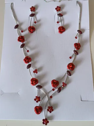 Collar y pendientes rosas rojas y ramas