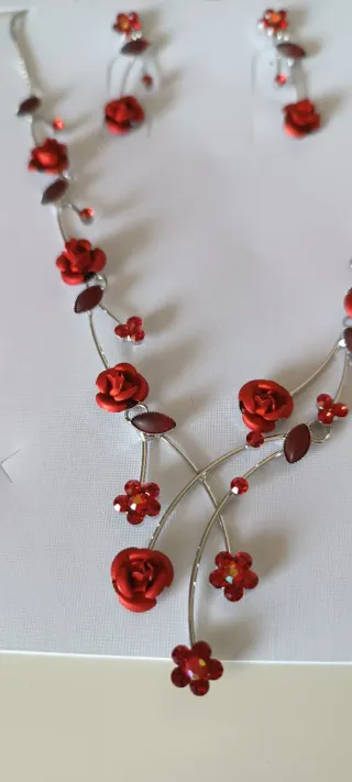 Collar y pendientes rosas rojas y ramas
