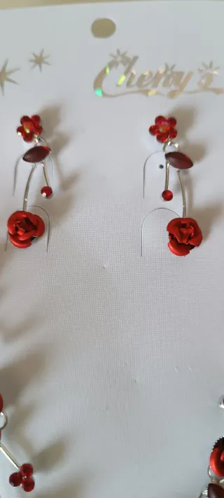 Collar y pendientes rosas rojas y ramas