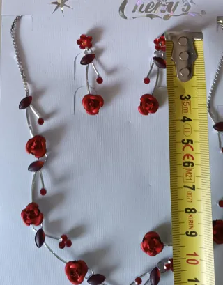 Collar y pendientes rosas rojas y ramas