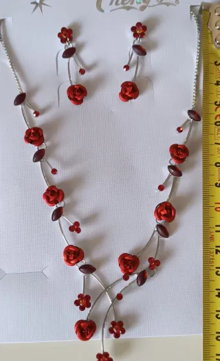 Collar y pendientes rosas rojas y ramas