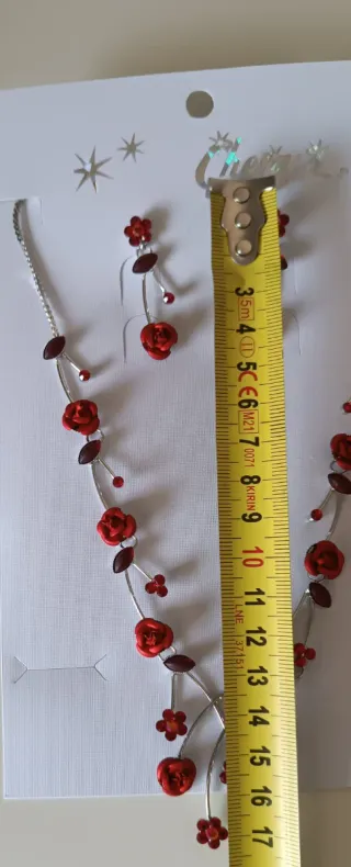 Collar y pendientes rosas rojas y ramas