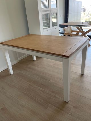 Mesa Banak madera y patas blancas