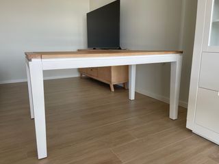 Mesa Banak madera y patas blancas