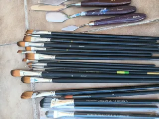 Lote de pinceles y espátulas de arte