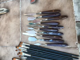 Lote de pinceles y espátulas de arte
