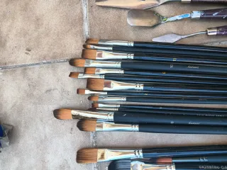 Lote de pinceles y espátulas de arte