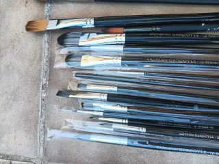 Lote de pinceles y espátulas de arte
