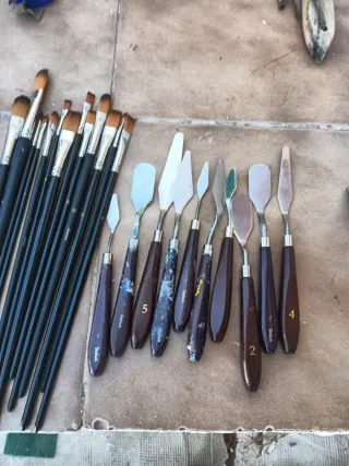 Lote de pinceles y espátulas de arte