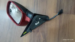 Espejo retrovisor coche rojo