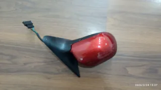 Espejo retrovisor coche rojo