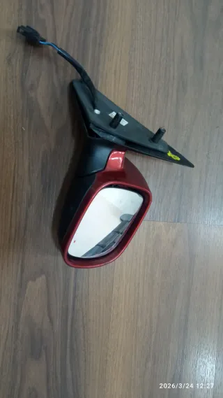 Espejo retrovisor coche rojo