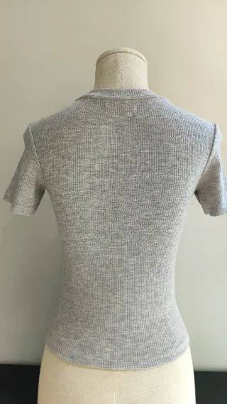 Camiseta gris con perlas