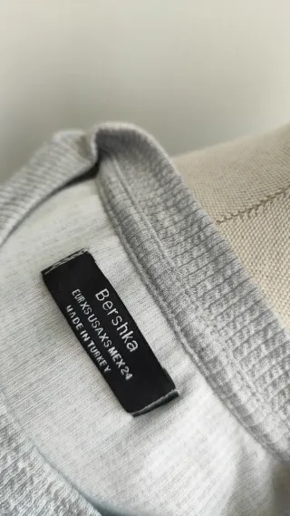 Camiseta gris con perlas