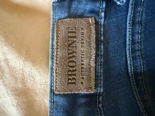 Pantalón vaquero Brownie con raya lateral