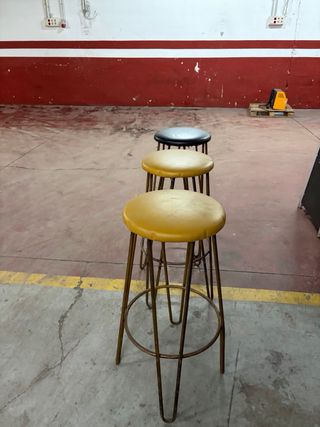 Taburetes vintage metal y polipiel