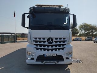 Mercedes AROCS 25 51-CAMIONES GANCHO CON GRUA