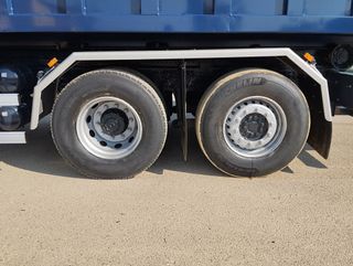 Mercedes AROCS 25 51-CAMIONES GANCHO CON GRUA