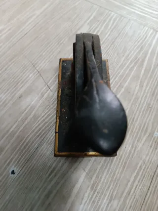 Antiguo Sello Seco Decorado