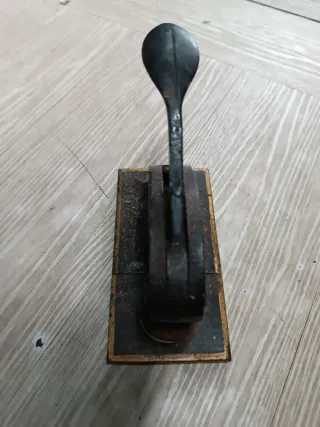 Antiguo Sello Seco Decorado