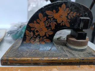 Antiguo Sello Seco Decorado