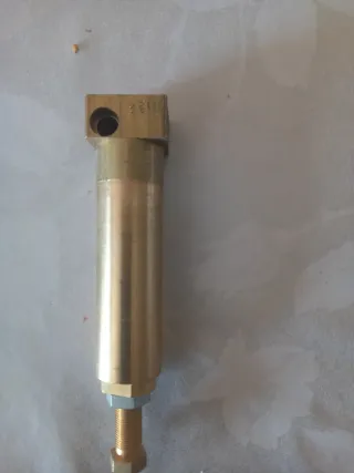 Pistón hidráulico de latón