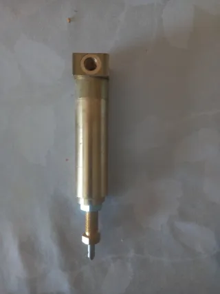 Pistón hidráulico de latón