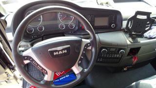 MAN TGS 26 440-CAMIONES GANCHO CON GRUA