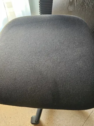 Silla de escritorio negra de tela