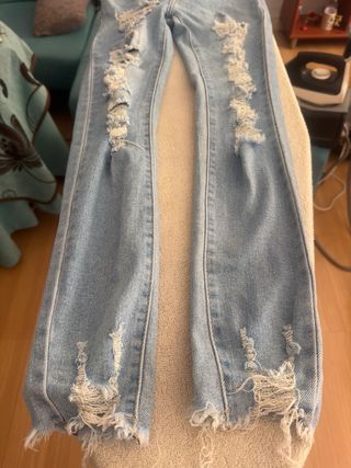 Pantalón vaquero desgarrado