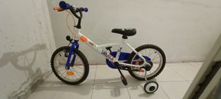 Bicicleta infantil Decathlon con ruedines