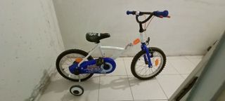 Bicicleta infantil Decathlon con ruedines